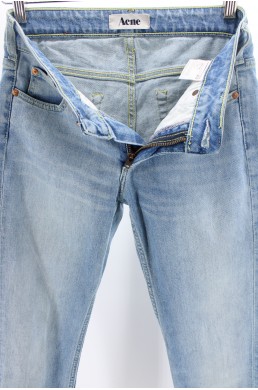 Pantalon jean denim Acne bleu clair effet délavé en coton label